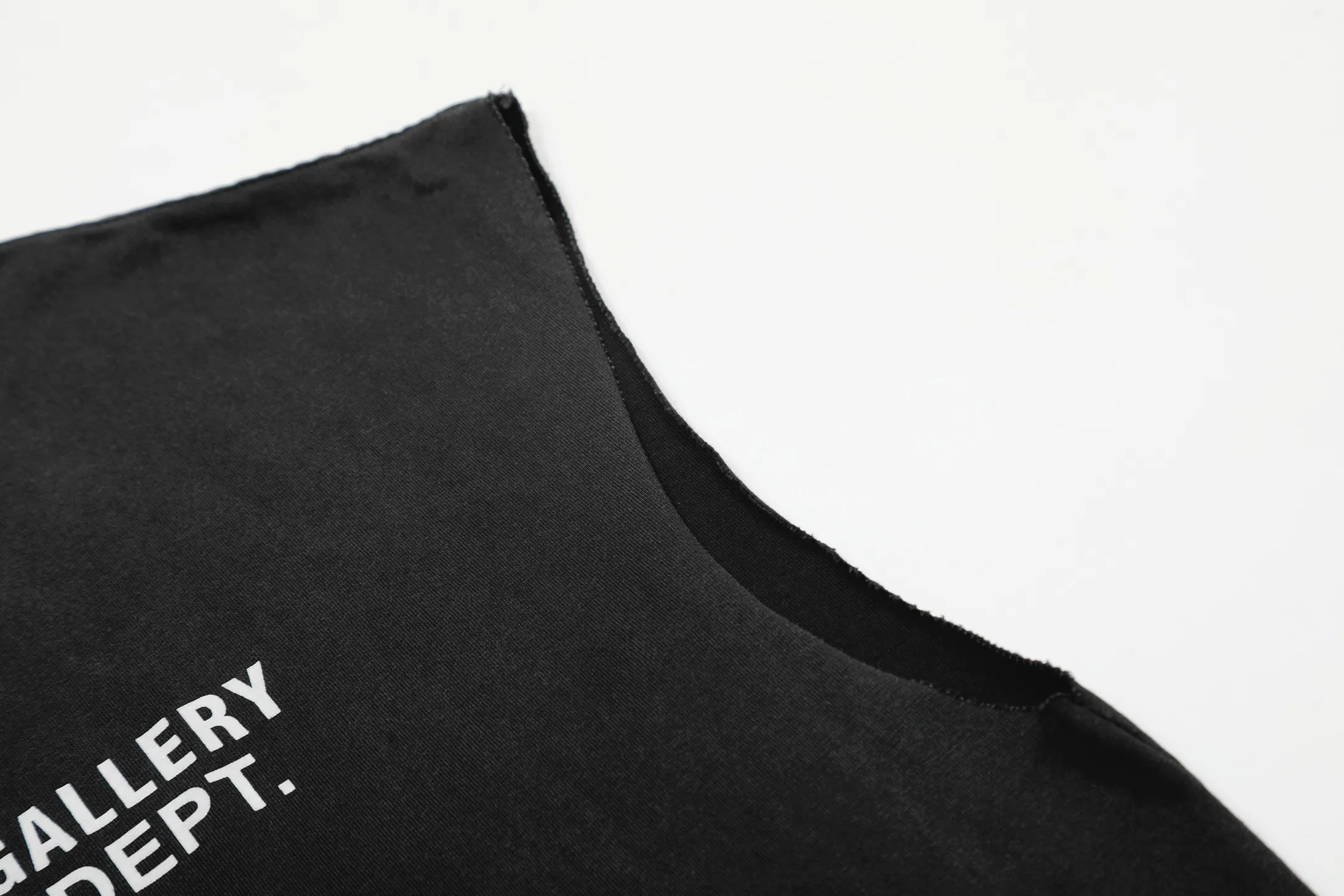 pt #G1001 P110 GALLERY DEPT. Old and frayed sleeveless waistcoat short sleeves. Basic black and white letter printing. Made of 280G double yarn pure cotton. The fabric is comfortable and stylish. After washing and distressing, the upper body becomes more fashionable and cool. The collar and hem are frayed. The design is full. The US version is too large. Color: washed black. Size S/M/L/XL